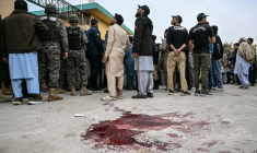 Des membres des forces de la sécurité pakistanaise devant la mosquée chiite d'Islamabad où un attentat-suicide a fait au moins 31 morts, le 6 février 2026 ( AFP / Farooq NAEEM )