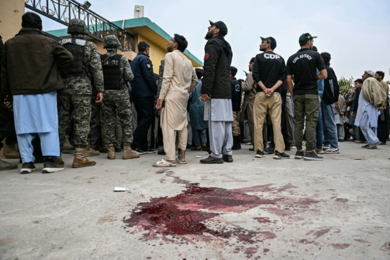 Des membres des forces de la sécurité pakistanaise devant la mosquée chiite d'Islamabad où un attentat-suicide a fait au moins 31 morts, le 6 février 2026 ( AFP / Farooq NAEEM )