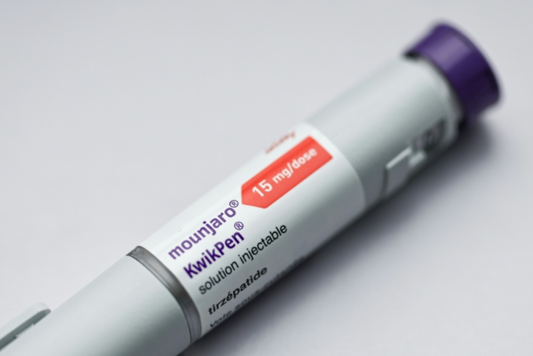 Un KwikPen du médicament anti-obésité Mounjaro à Valenciennes, le 12 juin 2026 ( AFP / Sameer Al-DOUMY )