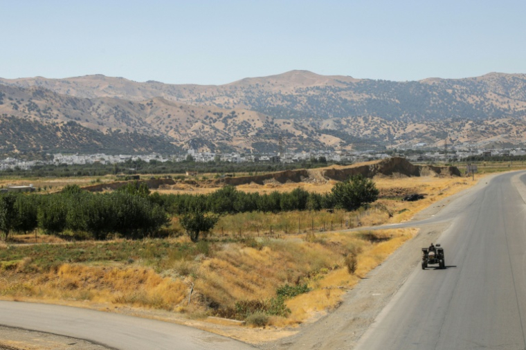 Un tracteur sur une route du district de Penjwen, près de la frontière avec l'Iran, dans la région autonome du Kurdistan irakien, le 21 septembre 2026 ( AFP / Safin HAMID )