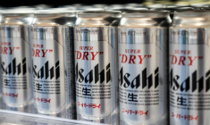 Des canettes de bière Asahi dans un supermarché à Tokyo le 3 octobre 2025 ( AFP / Yuichi YAMAZAKI )