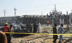 Des membres de services de sécurité pakistanais sur les lieux d'une attaque à l'explosif contre un train dans la province instable du Baloutchistan, dans le sud-ouest du Pakistan, le 24 mai 2026 à Quetta ( AFP / Banaras KHAN )
