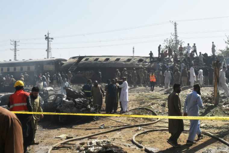 Des membres de services de sécurité pakistanais sur les lieux d'une attaque à l'explosif contre un train dans la province instable du Baloutchistan, dans le sud-ouest du Pakistan, le 24 mai 2026 à Quetta ( AFP / Banaras KHAN )