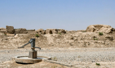 Une pompe à eau manuelle dans le village de Bolak, dans le nord de l'Afghanistan, l'un des pays les plus vulnérables aux effets du changement climatique, le 10 juillet 2025  ( AFP / Atif Aryan )