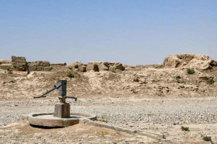 Une pompe à eau manuelle dans le village de Bolak, dans le nord de l'Afghanistan, l'un des pays les plus vulnérables aux effets du changement climatique, le 10 juillet 2025 ( AFP / Atif Aryan )