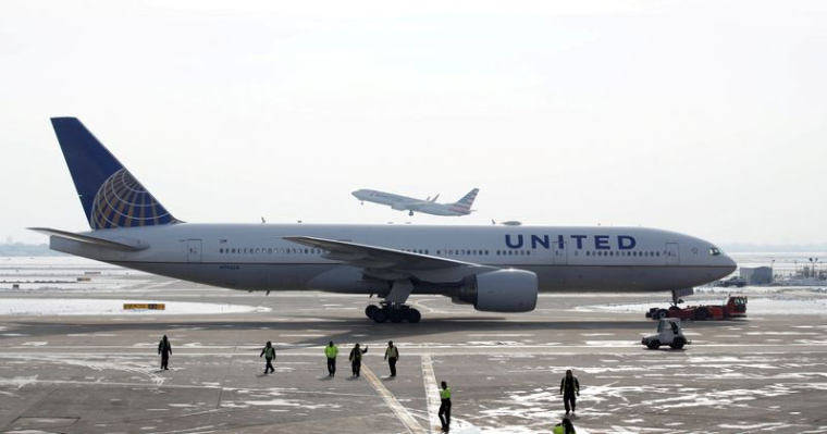 UNITED AIRLINES COMMANDE 200 BOEING ET 70 AIRBUS