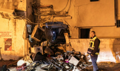 Un immeuble endommagé par un missile à Tel-Aviv, en Israël, le 28 mars 2026 ( AFP / Ilia YEFIMOVICH )