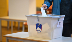 Un électeur vote aux élections législatives, le 22 mars 2026 à Radomije, en Slovénie ( AFP / Jure Makovec )