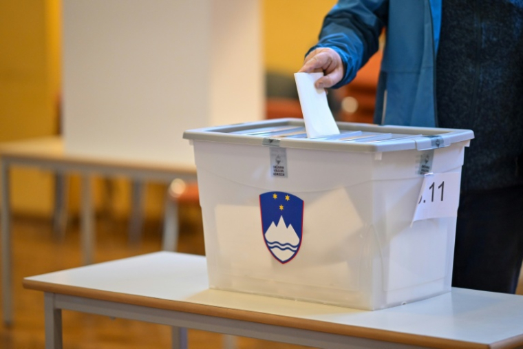 Un électeur vote aux élections législatives, le 22 mars 2026 à Radomije, en Slovénie ( AFP / Jure Makovec )
