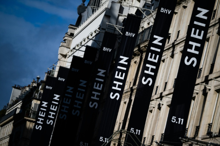 Enseigne Shein sur la facade du Bazar de l'Hotel de Ville (BHV) de Paris, le 3 novembre 2025. ( AFP / Julie SEBADELHA )