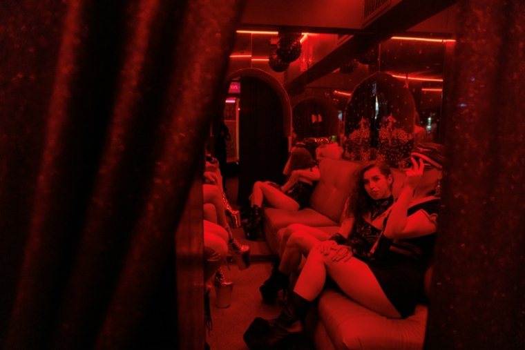 Des danseuses attendent avant une représentation au club de strip-tease "Flash Dancers", le 15 mai 2025 à Kharkiv, en Ukraine ( AFP / Tetiana DZHAFAROVA )