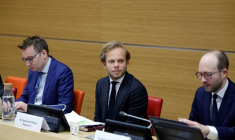 Charles Alloncle (UDR, c), rapporteur de la commission d'enquête parlementaire sur l'audiovisuel public, et Jérémie Patrier-Leitus (Horizons, d), à l'Assemblée nationale à Paris le 8 avril 2026 ( AFP / GEOFFROY VAN DER HASSELT )
