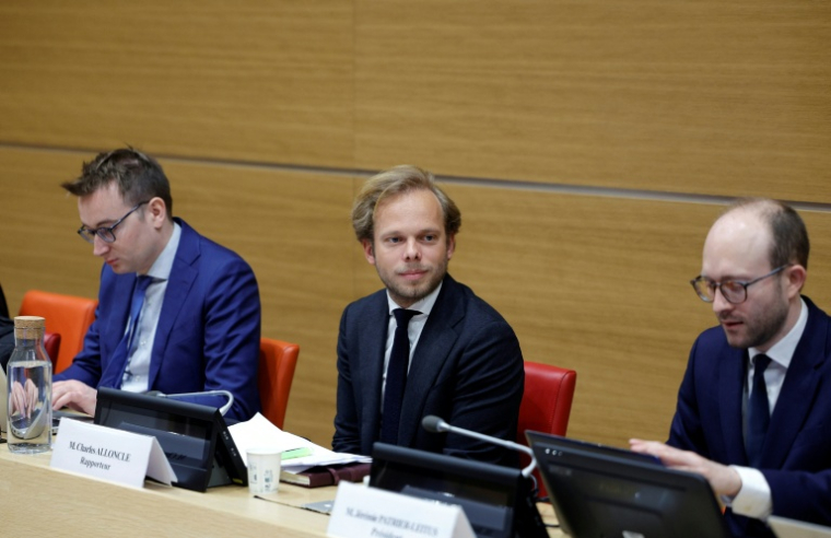 Charles Alloncle (UDR, c), rapporteur de la commission d'enquête parlementaire sur l'audiovisuel public, et Jérémie Patrier-Leitus (Horizons, d), à l'Assemblée nationale à Paris le 8 avril 2026 ( AFP / GEOFFROY VAN DER HASSELT )