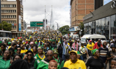 Des milliers de manifestants, appelés à défiler par l'ANC, traversent l'emblématique pont Nelson Mandela de Johannesburg le 21 mars 2026. ( AFP / EMMANUEL CROSET )