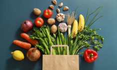 La ville de Meudon accueille depuis bientôt un mois un kiosque à journaux distribuant des fruits et des légumes frais. crédit photo : AngieYeoh/Shutterstock / AngieYeoh