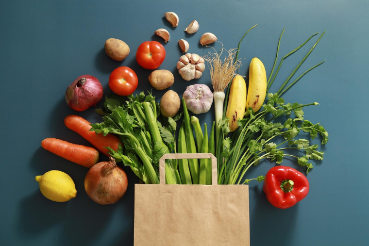 La ville de Meudon accueille depuis bientôt un mois un kiosque à journaux distribuant des fruits et des légumes frais. crédit photo : AngieYeoh/Shutterstock / AngieYeoh