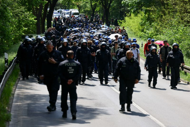 Des manifestants opposés à l'expansion de l'usine Tesla à Grünheide, près de Berlin