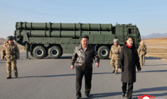 Le dirigeant nord-coréen Kim Jong Un et sa fille Kim Ju Ae inspectent une unité de lancement de missiles, le 27 janvier 2026 ( KCNA VIA KNS / STR )