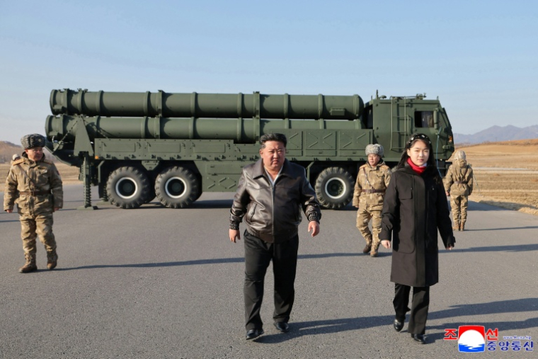 Le dirigeant nord-coréen Kim Jong Un et sa fille Kim Ju Ae inspectent une unité de lancement de missiles, le 27 janvier 2026 ( KCNA VIA KNS / STR )