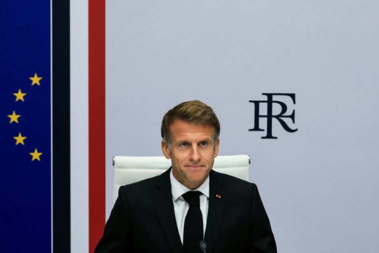Le président Emmanuel Macron participe à une réunion interministérielle de crise, à l'Élysée, le 18 octobre 2026 à Paris, au lendemain d'émeutes et de pillages survenus en marge de manifestations contre la vie chère ( POOL / Ludovic MARIN )