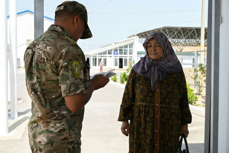 Le poste-frontière kirghiz "Kyzyl-Bel" à la frontière avec le Tadjikistan, dans la région de Batken, le 20 mai 2025 ( AFP / Guliza Urustambek kyzy )
