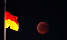 Le drapeau national allemand, au sommet du Reichstag à Berlin