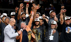 Les New York Knicks célèbrent leur victoire face aux San Antonio Spurs, le 13 juin 2026 à San Antonio aux Etats-Unis ( GETTY IMAGES NORTH AMERICA / Gregory Shamus )