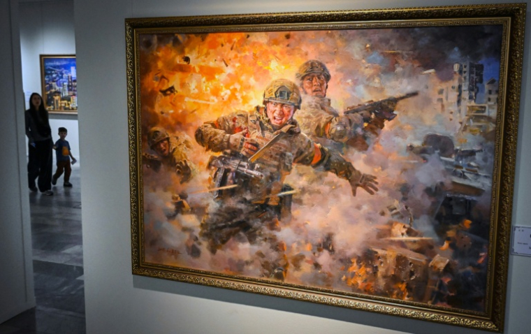 Exposition au musée des arts décoratifs de Moscou de peintures nord-coréennes, le 2 octobre 2025  ( AFP / Alexander NEMENOV )