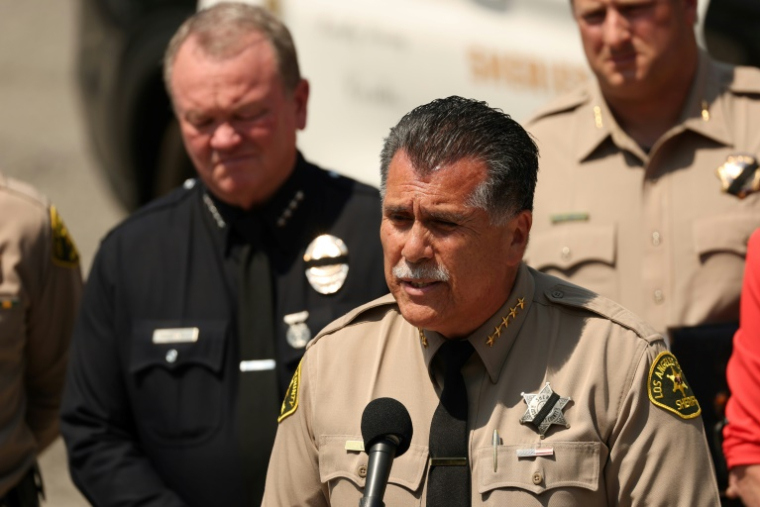 le shérif Robert Luna, lors d'une conférence de presse, après une explosion dans un centre d'entraînement du département du shérif du comté de Los Angeles, le 18 juillet 2025 en Californie ( AFP / Patrick T. Fallon )