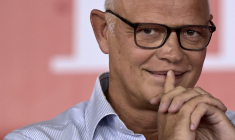 Édouard Philippe lors de son débat avec le communiste Fabien Roussel, dimanche à la Fête de l'Humanité, au Plessis-Pâté (Essonne).  ( AFP / JULIEN DE ROSA )