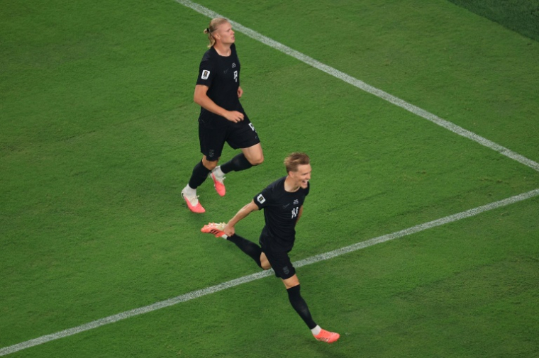Les deux vedettes norvégiennes Erling Haaland et Martin Odegaard, lors du deuxième match de la Norvège au Mondial, le 22 juin 2026 face au Sénégal, à East Rutherford dans la banlieue de New York ( AFP / TIMOTHY A. CLARY )