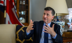 Douglas Alexander à Genève, en Suisse, le 21 octobre 2024. ( AFP / FABRICE COFFRINI )