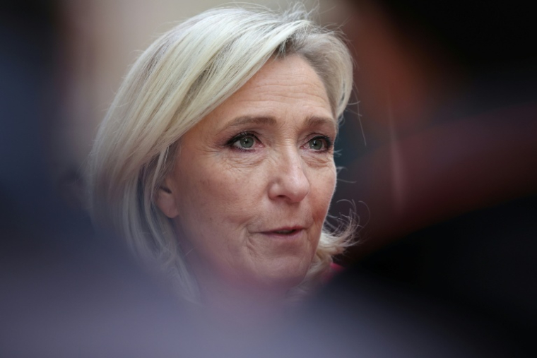 La présidente du groupe parlementaire du Rassemblement national, Marine Le Pen, s'adresse à la presse, à Paris, le 3 octobre 2025 ( AFP / Anne-Christine POUJOULAT )