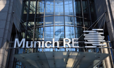 Le logo de la compagnie de réassurance Munich Re Group est visible à côté de l'entrée de son siège à Munich
