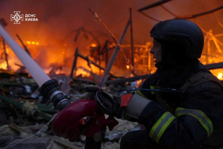 Photo prise par le service d'urgence ukrainien, diffusée le 6 avril 2025, montrant un pompier ukrainien combattant un incendie après une grève de missile russe à Kiev (service d'urgence ukrainien / documentaire)