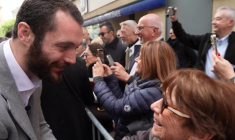 Nicolas Sarkozy en dédicace à Menton, ville que son fils Louis espère conquérir