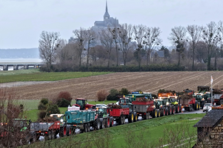 Vue aérienne d'une manifestation d'agriculteurs avec des tracteurs organisée par la Coordination rurale près du Mont-Saint-Michel (Manche),le 18 décembre 2025 ( AFP / Damien MEYER )