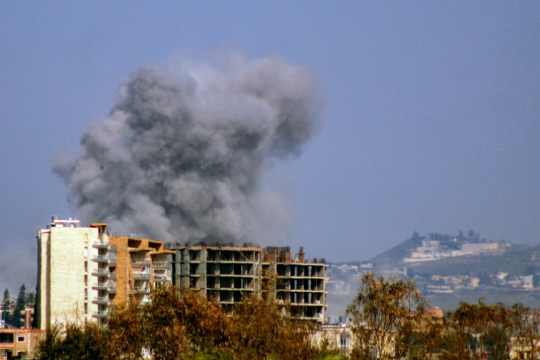 Une frappe aérienne israélien sur le village de Bazourieh, vue de Tyr, dans le sud du Liban, le 12 mai 2026 ( AFP / Kawnat HAJU )