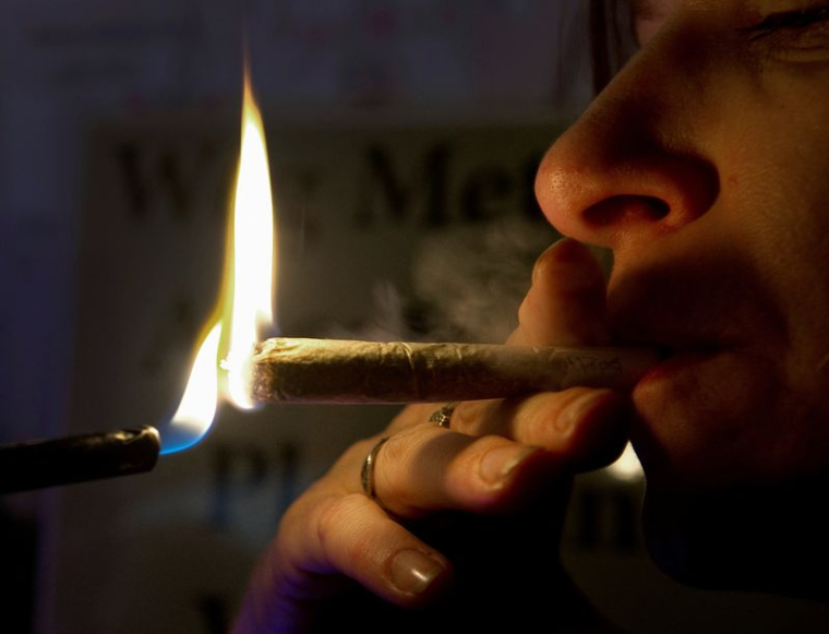 Une consommatrice de cannabis dans un café à Amsterdam