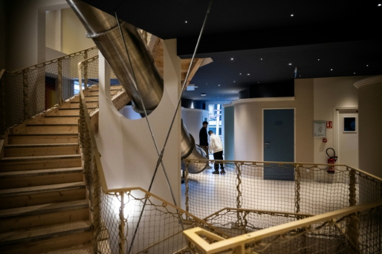 Un professionnel de santé joue avec un jeune garçon lors d'une consultation psychologique à Asterya, le premier centre de santé dédié aux enfants victimes de violence et confié aux services de l'aide sociale à l'enfance de Paris, le 2 décembre 2025 ( AFP / JULIEN DE ROSA )