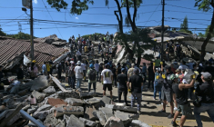 Des secouristes recherchent des survivants parmi les décombres d’un bâtiment effondré après un séisme à Cali, en Colombie, le 10 août 2026 ( AFP / JOAQUIN SARMIENTO )