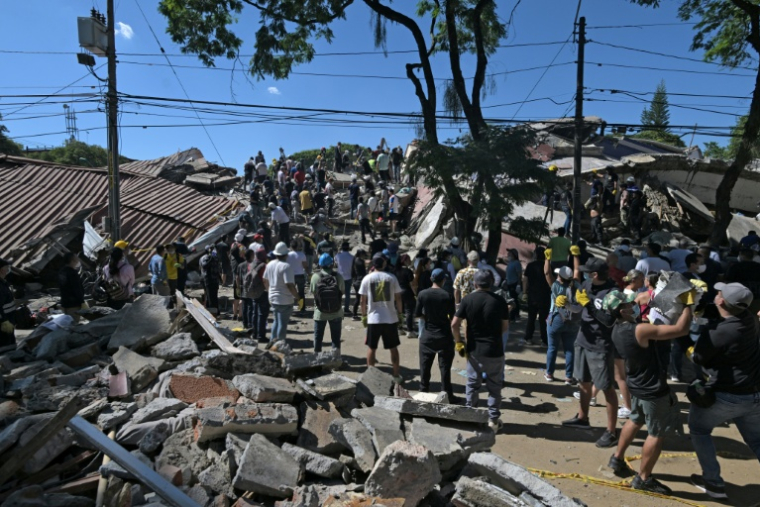 Des secouristes recherchent des survivants parmi les décombres d’un bâtiment effondré après un séisme à Cali, en Colombie, le 10 août 2026 ( AFP / JOAQUIN SARMIENTO )