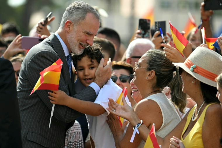 Le roi Felipe VI d'Espagne salue la foule à son arrivée dans l'enclave espagnole de Melilla, le 14 octobre 2026 en Afrique du Nord ( AFP / JORGE GUERRERO )