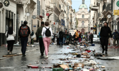 Des rues saccagées à Marseille le 18 octobre 2026 au lendemain de la journée de mobilisation nationale contre la "vie chère" ( AFP / Thibaud MORITZ )
