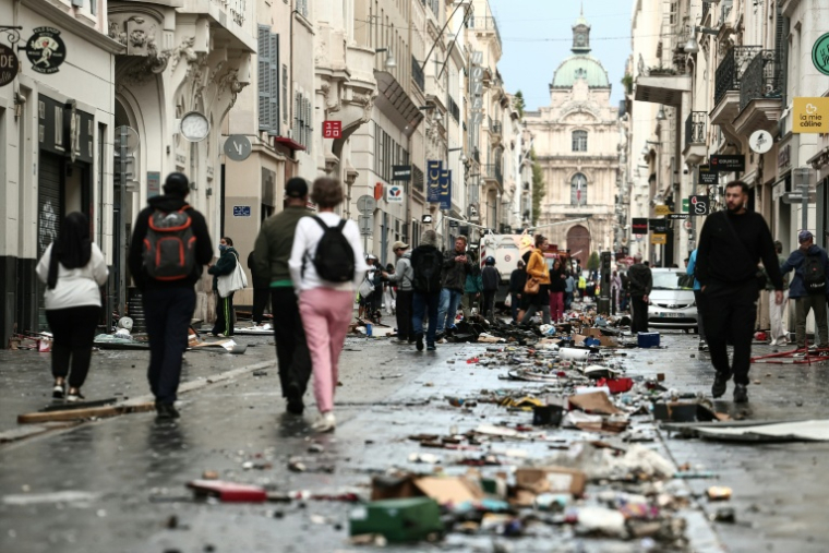 Des rues saccagées à Marseille le 18 octobre 2026 au lendemain de la journée de mobilisation nationale contre la "vie chère" ( AFP / Thibaud MORITZ )