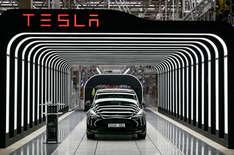 Des voitures Model Y sont photographiées lors de la cérémonie d'ouverture de la nouvelle Gigafactory de Tesla pour les voitures électriques à Grünheide