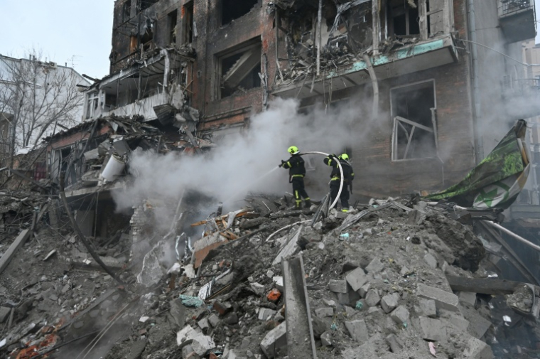 Des pompiers ukrainiens éteignent un incendie provoqué par des frappes russes sur la ville de Kharkiv le 2 janvier 2026 ( AFP / SERGEY BOBOK )