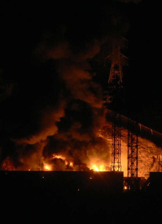 Incendie à Fort Tiuna, une grande installation militaire vénézuélienne, après une série d'explosions à Caracas, le 3 janvier 2026 ( AFP / Luis JAIMES )