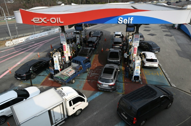 Des automobilistes font la queue pour prendre de l'essence dans une station-service à Séoul, le 9 mars 2026 en Corée du Sud ( AFP / Jung Yeon-je )