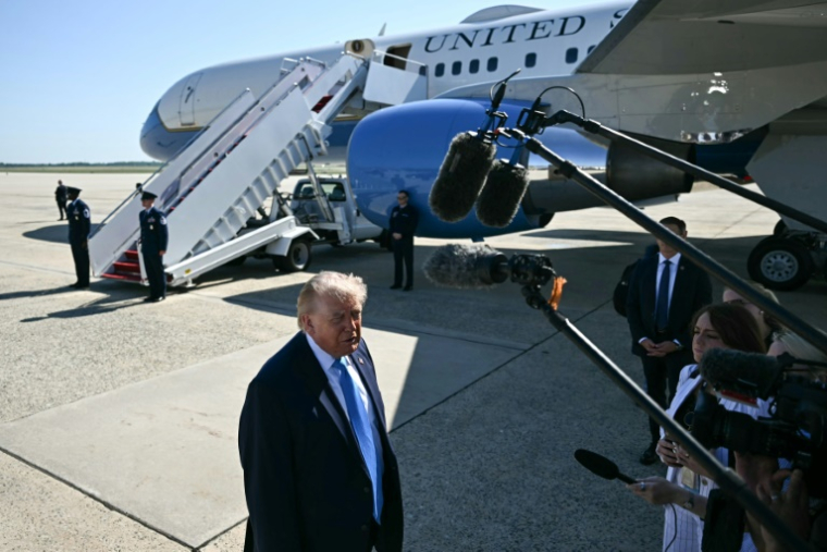 Donald Trump parle à la presse sur la base militaire d'Andrews, le 20 mai 2026. ( AFP / Kent NISHIMURA )